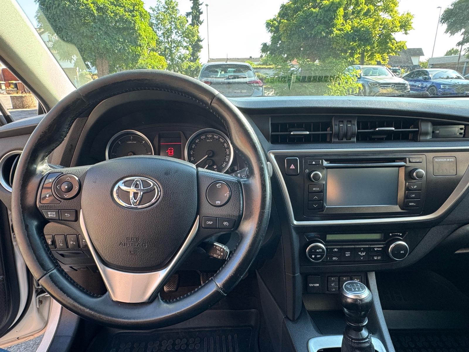 Toyota Auris 2015 — photo 14