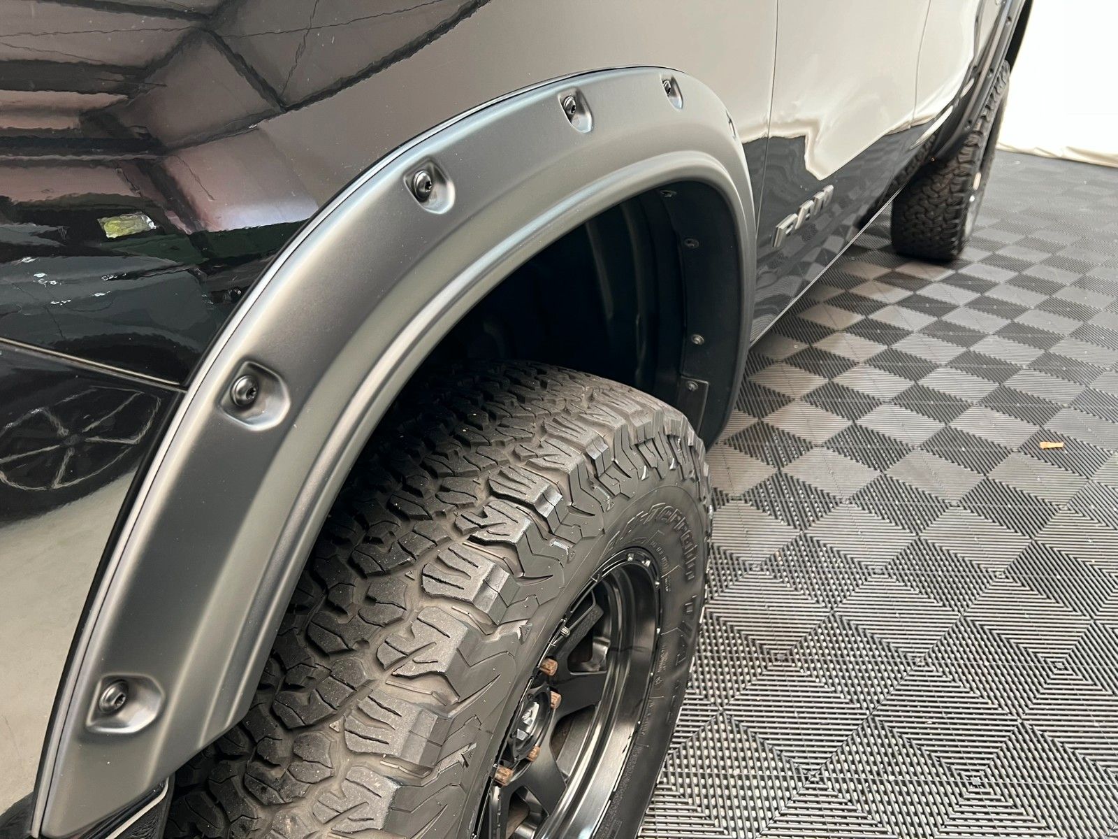 Fahrzeugabbildung Dodge RAM 1500 Laramie Night Crew Cab 4x4 *RTR Umbau*
