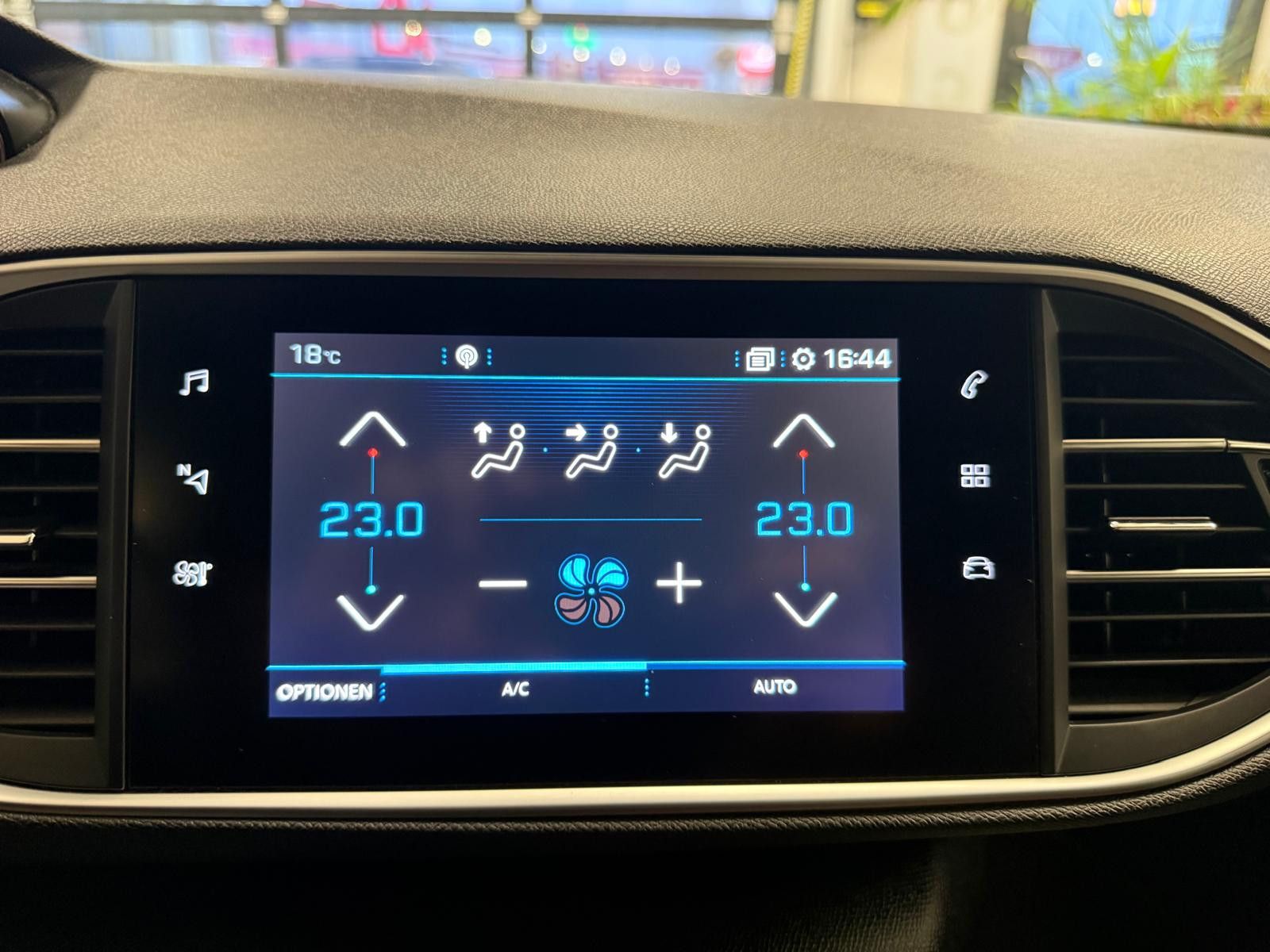 Fahrzeugabbildung Peugeot 308 GT /AHK /NAVI/KAMERA/LEDER/SCHECKHEFT