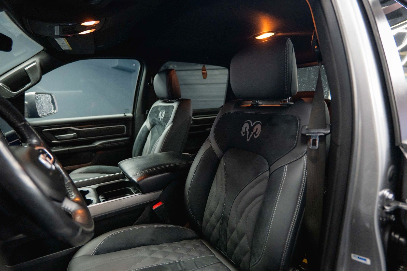 Fahrzeugabbildung Dodge RAM 5.7 V8 HEMI 4x4 Offroad Night Limited 19%