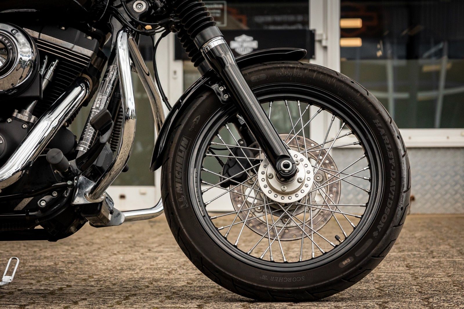Fahrzeugabbildung Harley-Davidson DYNA STREET BOB FXDB 103 - Vorverlegte Fußrasten