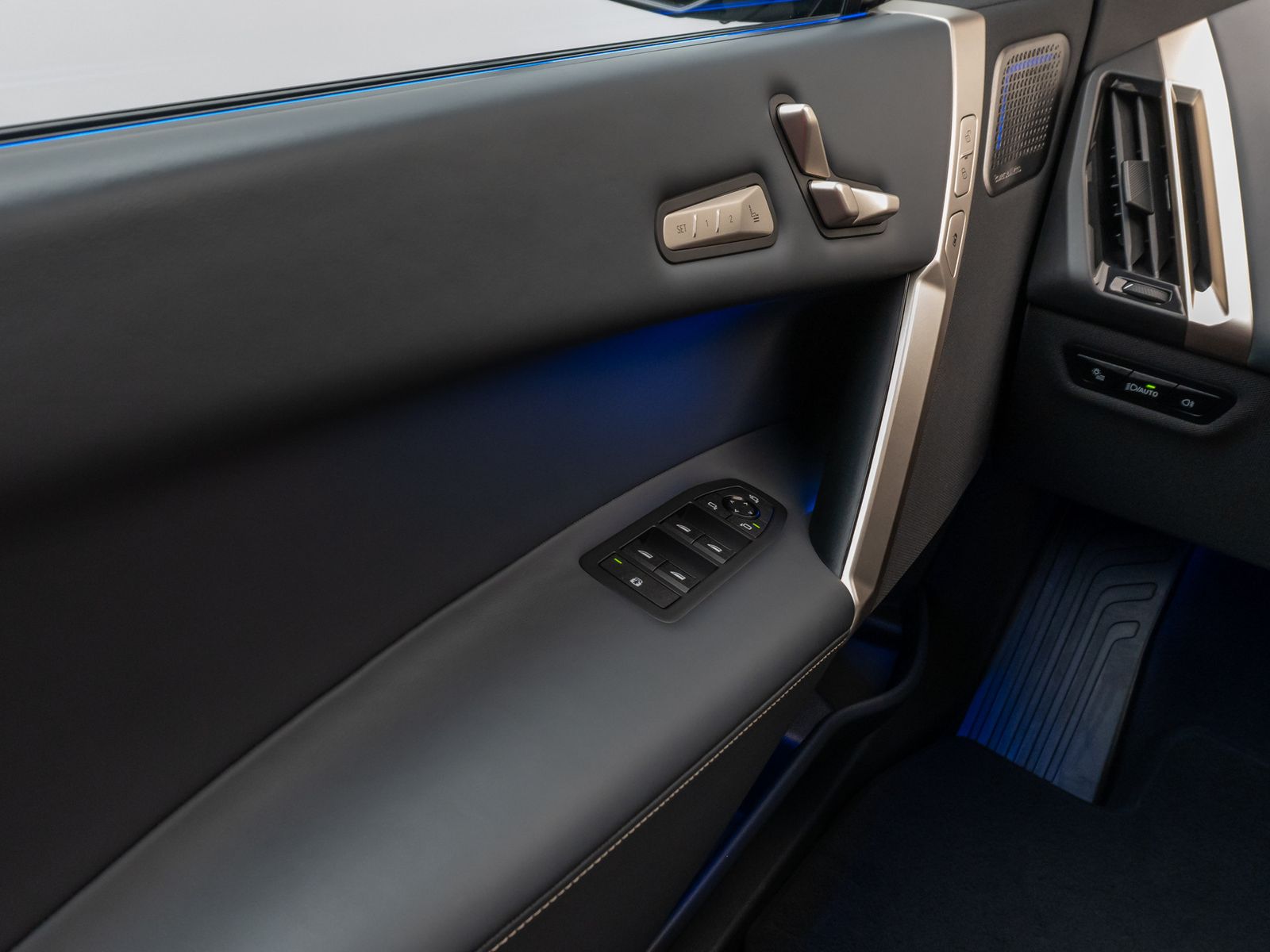 Fahrzeugabbildung BMW iX M60 360°Laser B&W DAB SoftCL ACC AHK 22Zoll