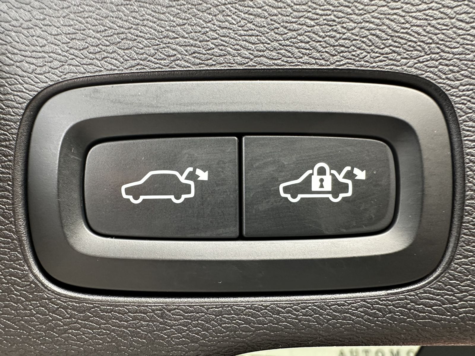 Fahrzeugabbildung Volvo XC60 B4 D Plus Dark NAV+LED+ACC+TOTW+AHK+H&K+1HD