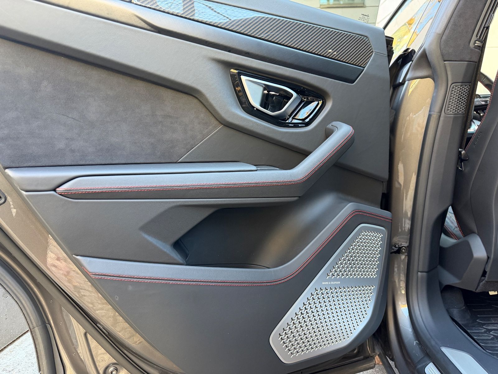 Fahrzeugabbildung Lamborghini Urus 4.0 AKRAPOVIČ*CARBON*PANO*HEADUP*B&O*MEMO*