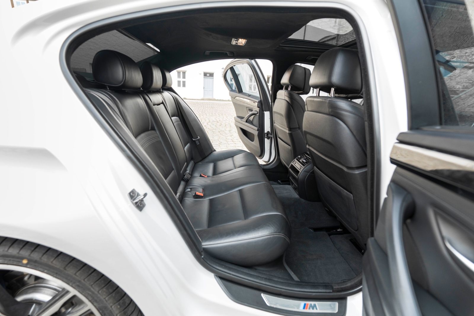Fahrzeugabbildung BMW 550I M-SPORTPAKET HUD H&K LED KAM ACC