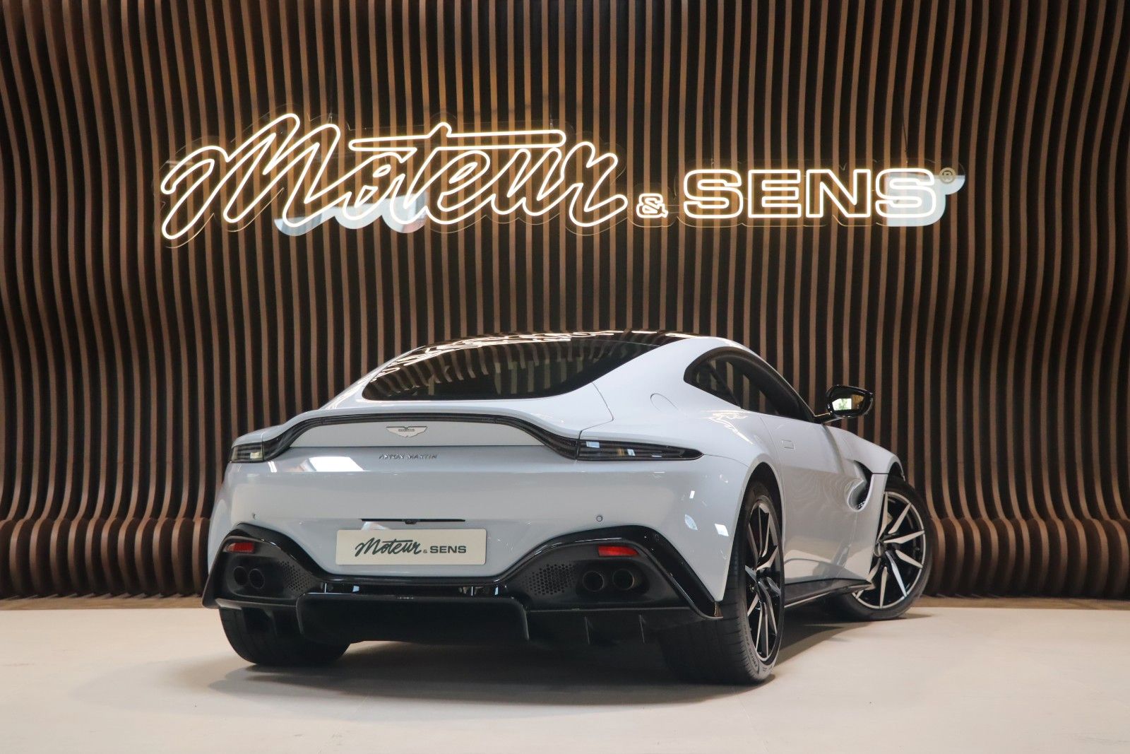 Aston Martin V8 New Vantage 4.0 - 360 - AML Special imagem 2