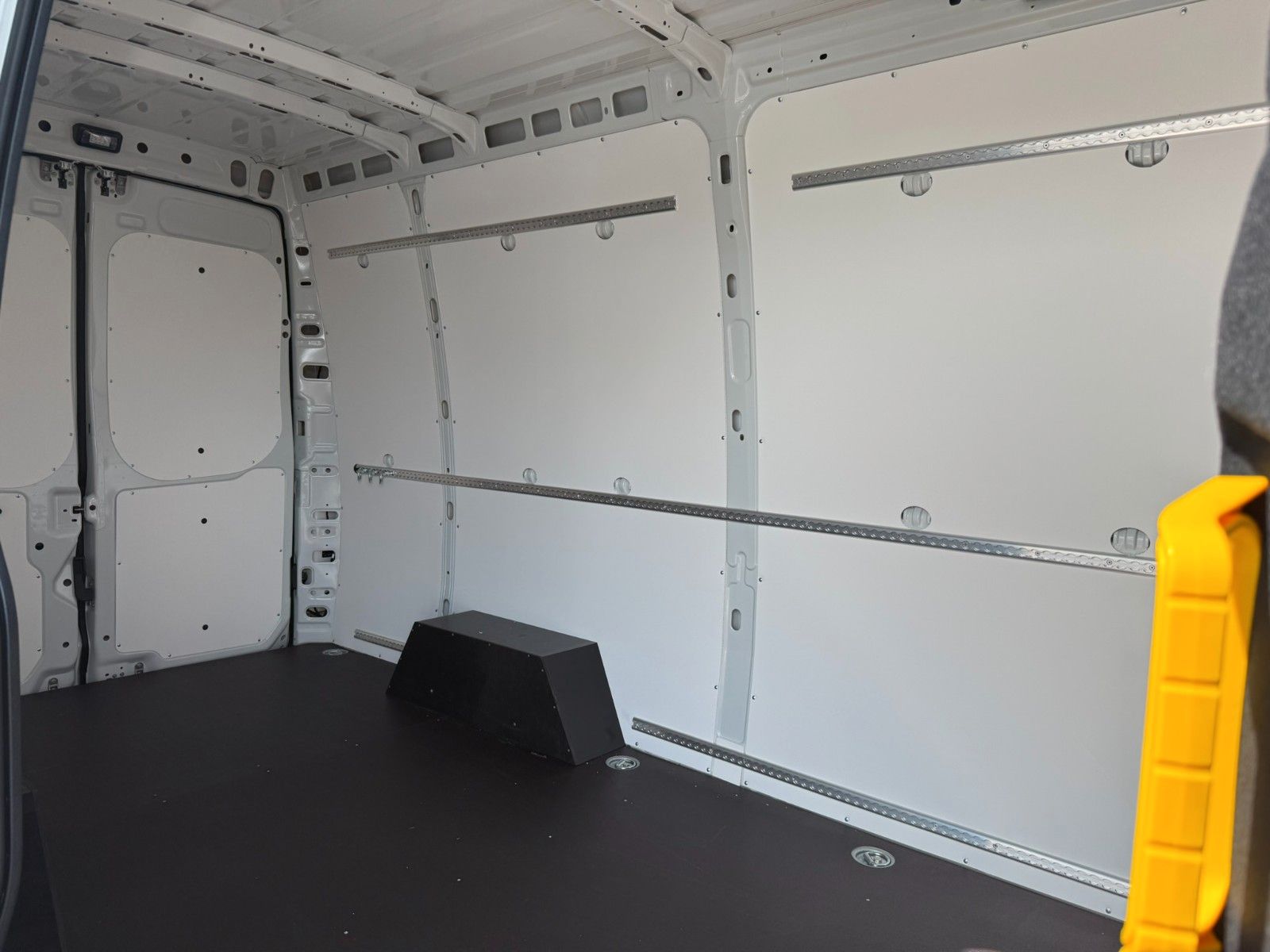Fahrzeugabbildung Iveco Daily 35S14 V Y ASC-Ausbau Kastenwagen *R 3.520*