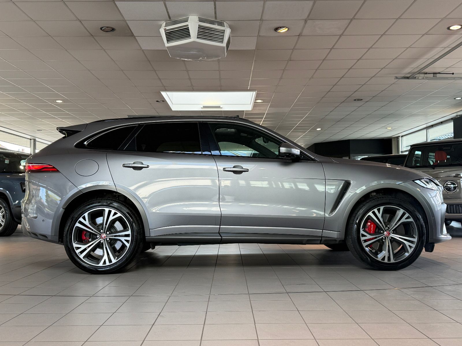 Fahrzeugabbildung Jaguar F-PACE SVR /PANO/MERIDIAN/HUD/360°KAM/MEMORY