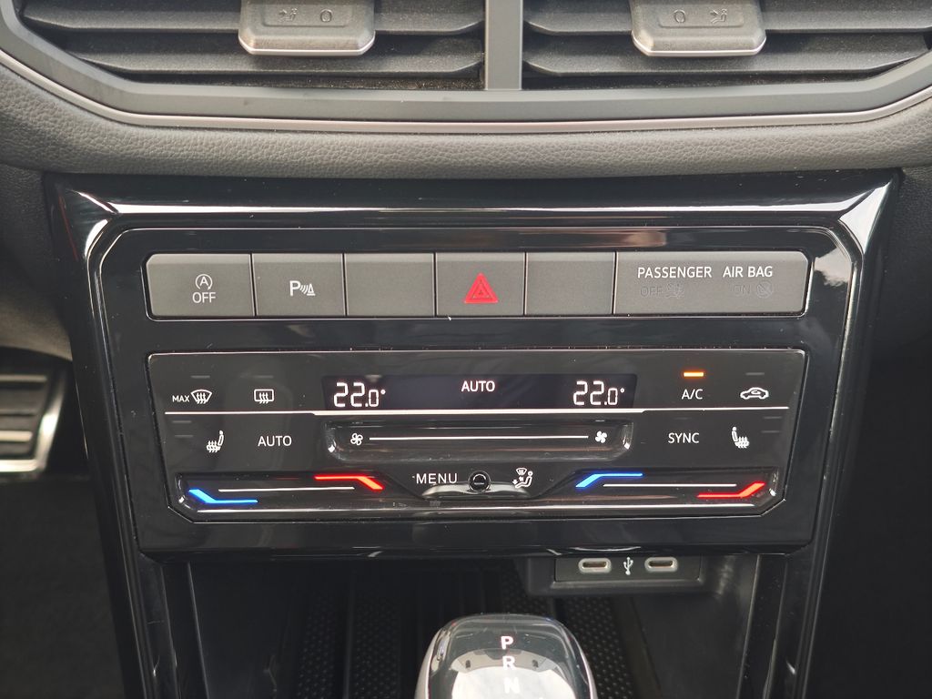 VW T-Cross R-Line 150PS DSG #AHK #kAMERA #NAVI VW T-Cross R-Line 150PS DSG #AHK #kAMERA #NAVI