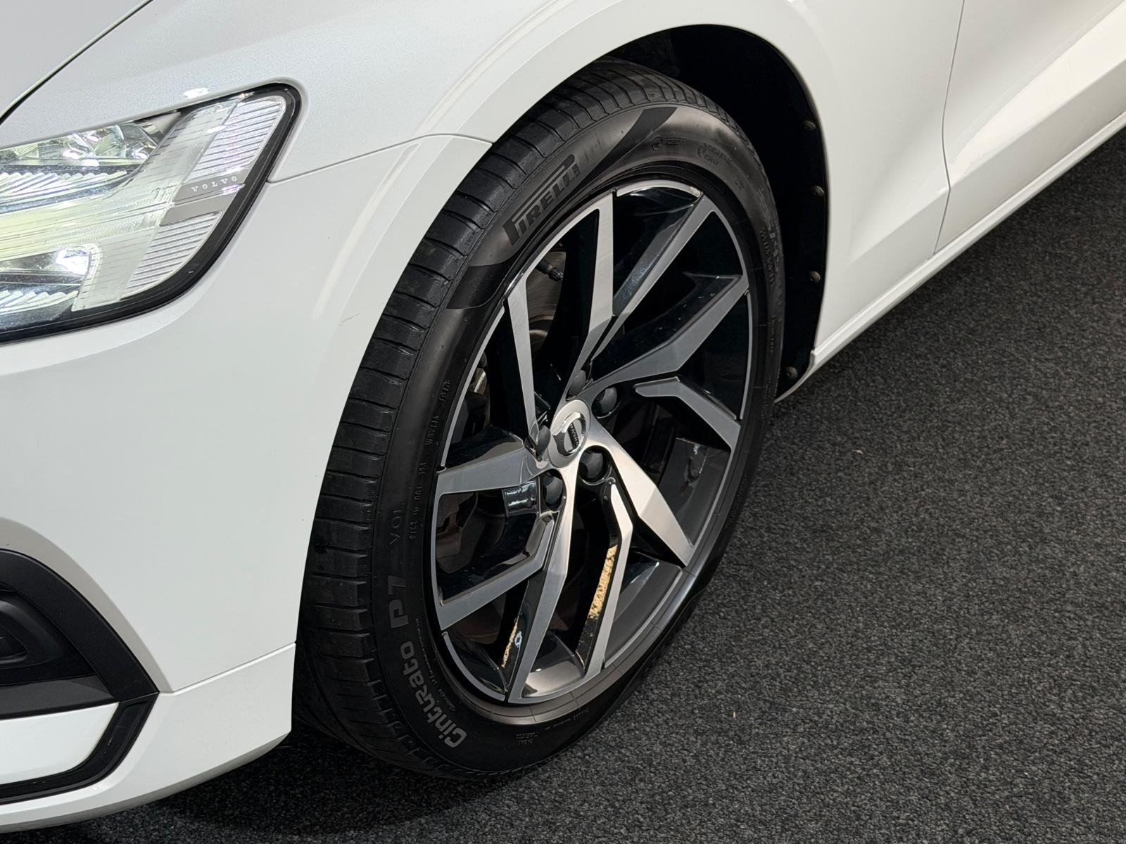Volvo V60 Kombi*MOMENTUM PRO*LED-R.KAM-TEMPO-SPUR-SHZ