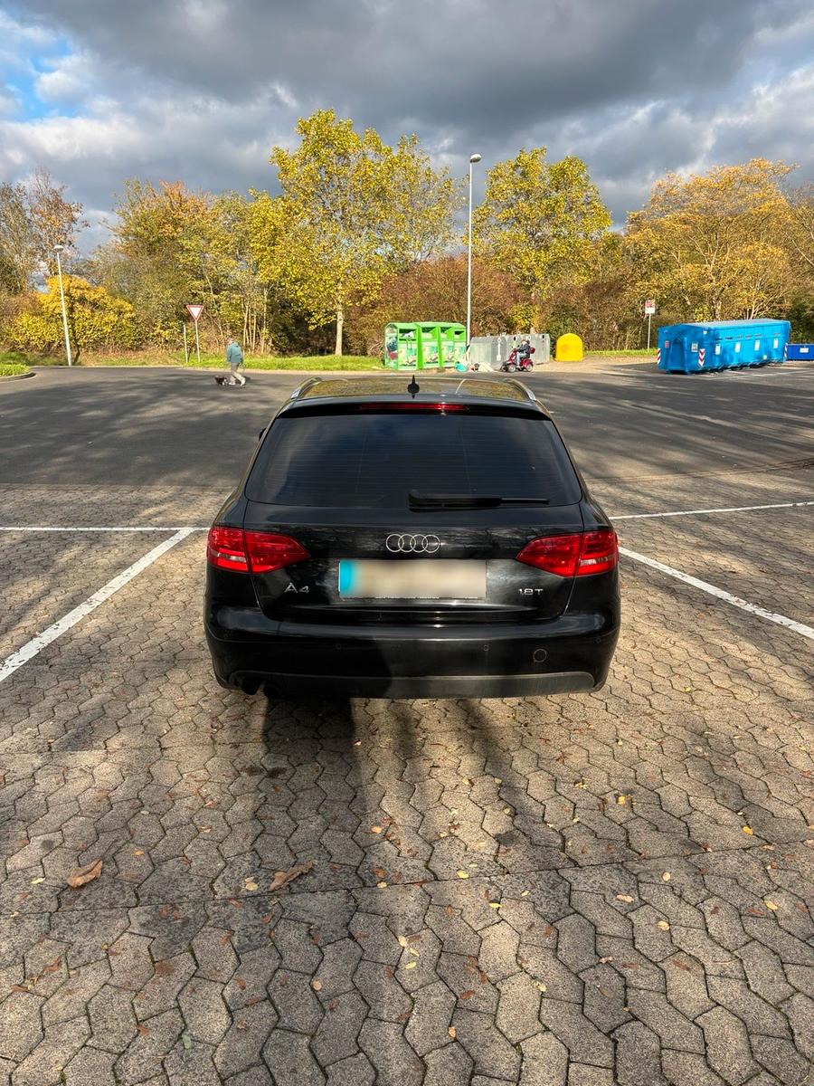 Audi A4 2010 — салон