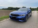 BMW 330e Touring M Sport Automatic M Sport - mit Hybrid-Antrieb: Blau, Alcantara, Kombi