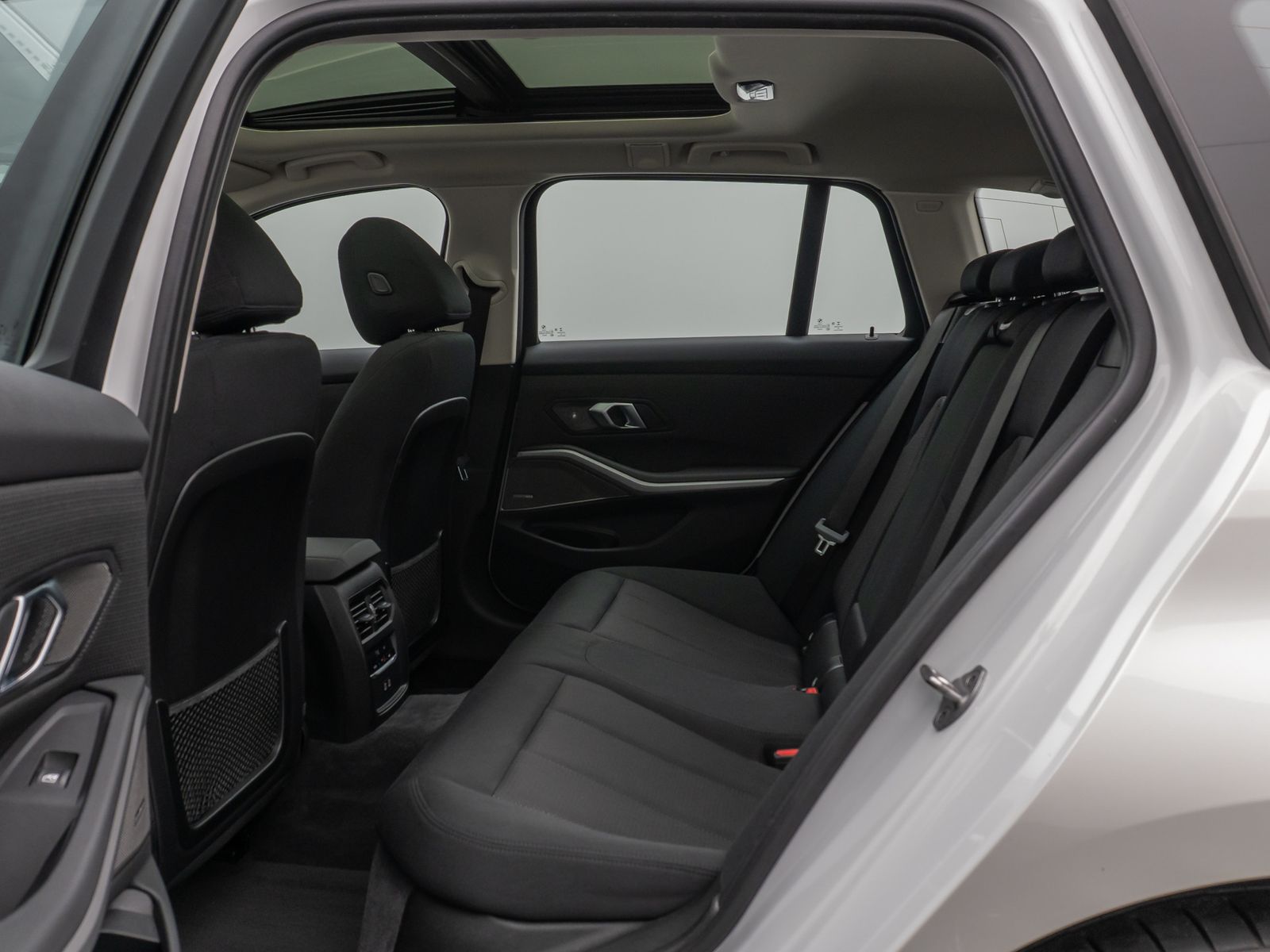 Fahrzeugabbildung BMW 320d  xD Panorama Kamera HUD DAB H/K Lenkradhzg