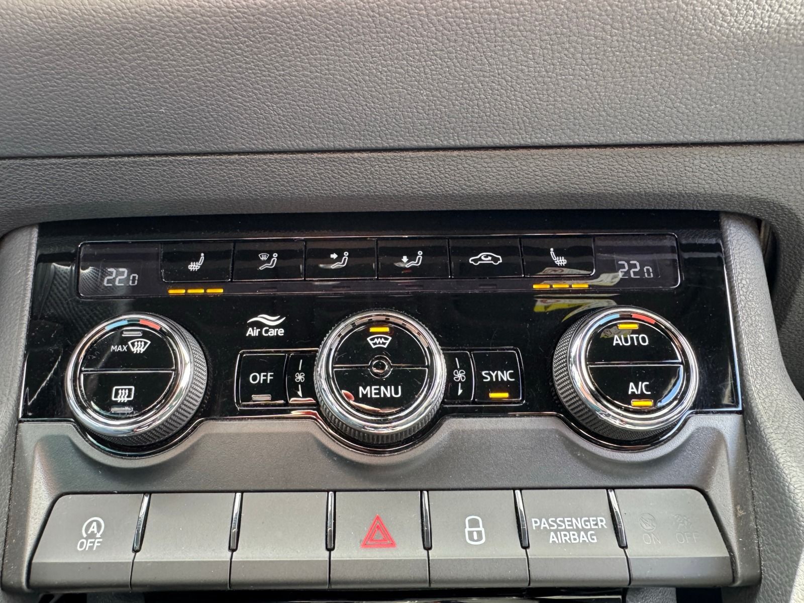 Fahrzeugabbildung SKODA Karoq Sportline 1.5TSI DSG*RFK*AHK*SideAss*eHeck