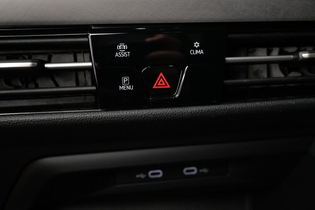 Volkswagen Golf VIII 1.0eTSI DSG Life StdHz Navi ACC Led