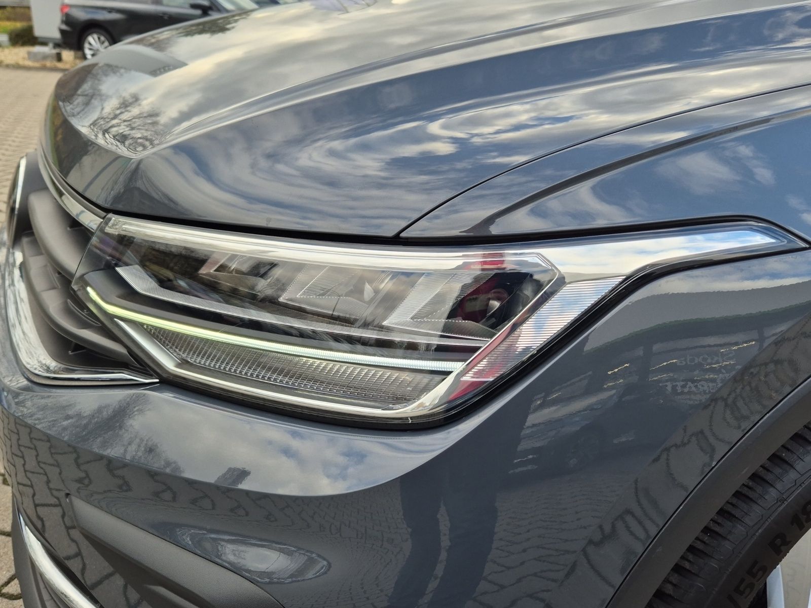 Fahrzeugabbildung Volkswagen Tiguan TSI Life LED AHK Navi Pano ACC Park-Assis