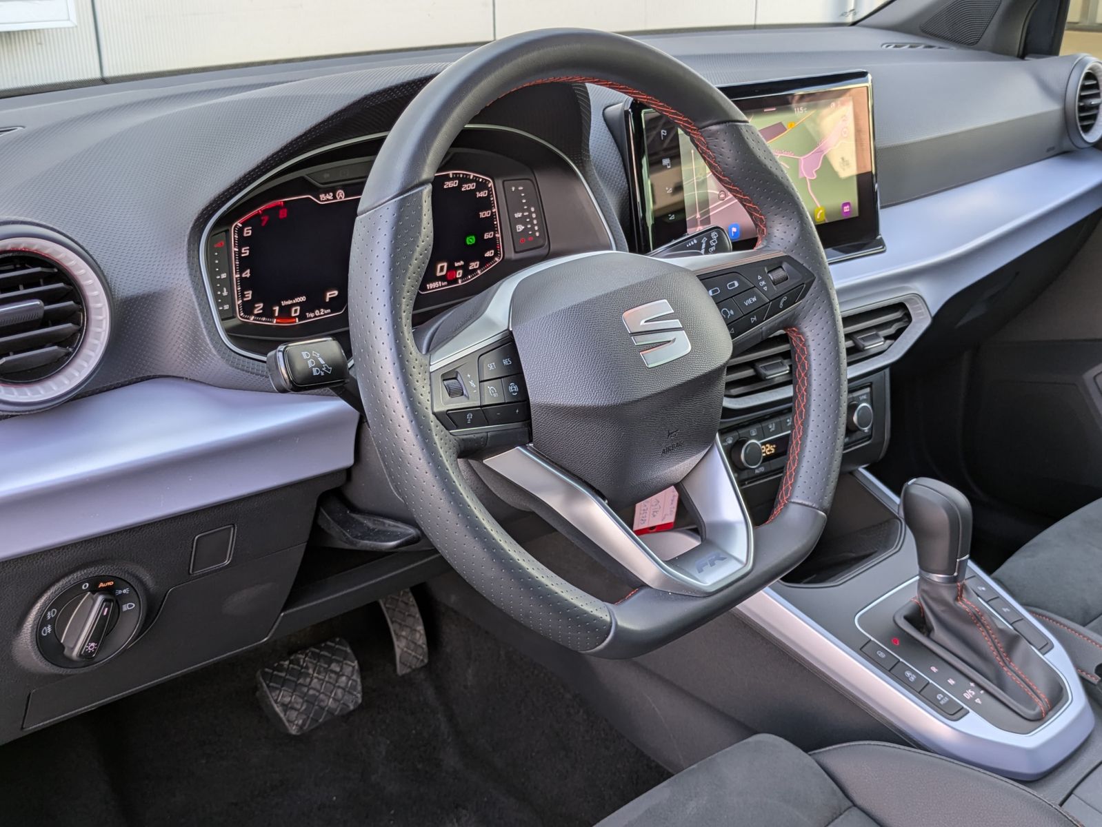 Fahrzeugabbildung SEAT Arona 1.0 TSI FR DSG AHK*ACC*LED*APP*DAB*KAMERA