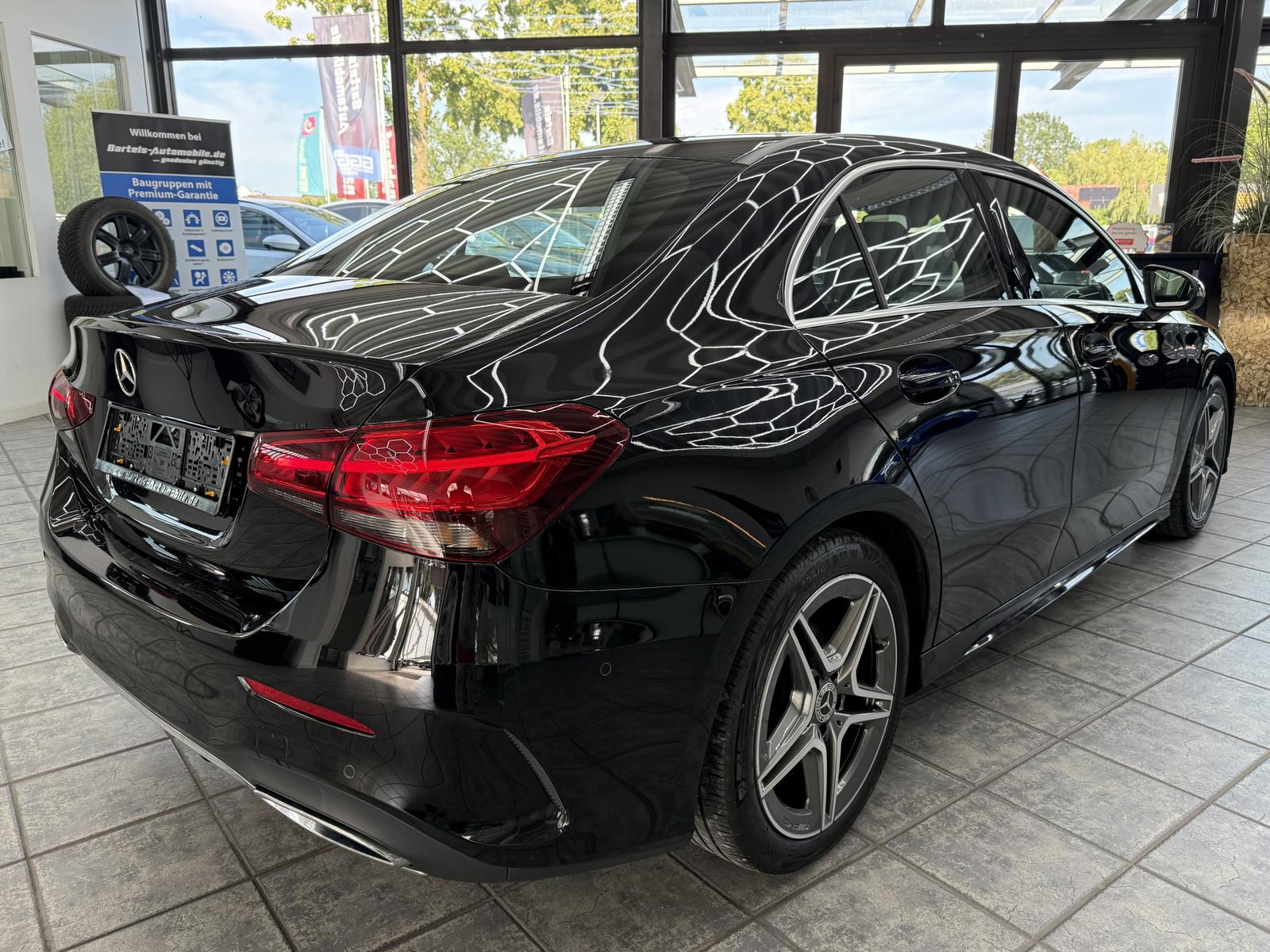 Mercedes-Benz A-Class AMG Line, Leder Alcantara, MB Service Neu!, миниатюра 10