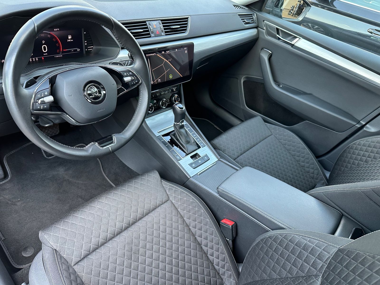 Fahrzeugabbildung SKODA Superb Combi Ambition NAV+LED+ACC+PANORAMA+17ZO