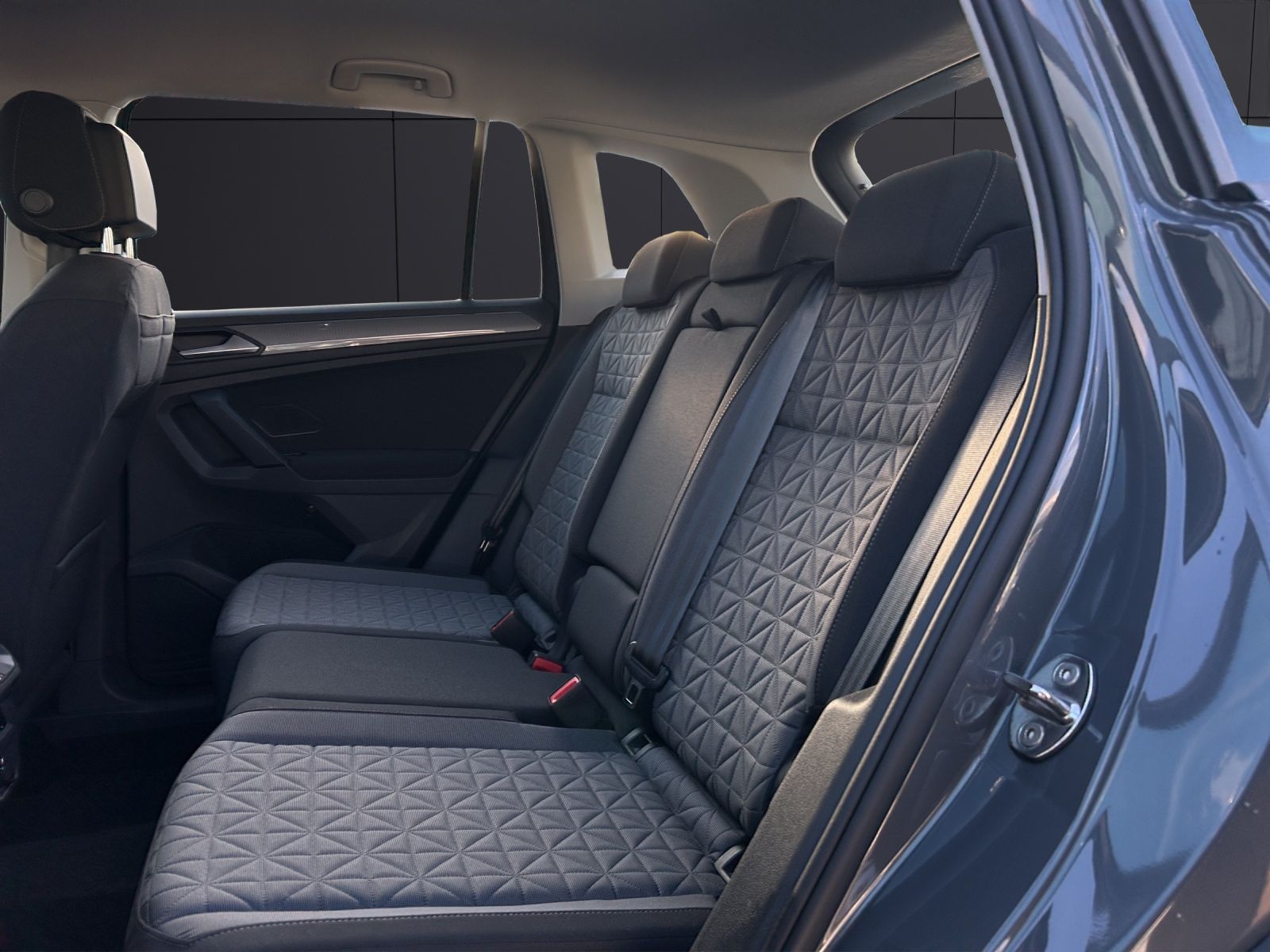 Fahrzeugabbildung Volkswagen Tiguan TSI Life LED ACC SH LRHzg PDC 18" WeConne