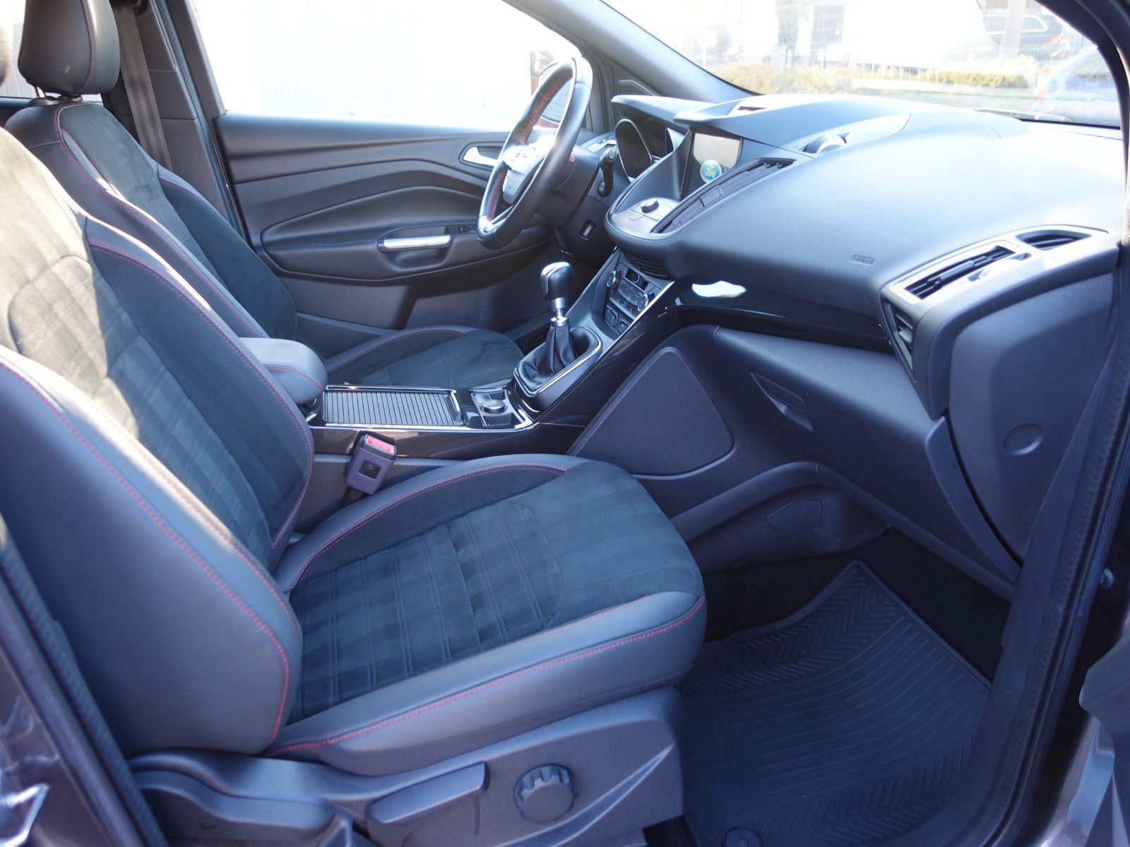 Fahrzeugabbildung Ford Kuga 1,5 EcoBoost 2x4 110kW ST-Line