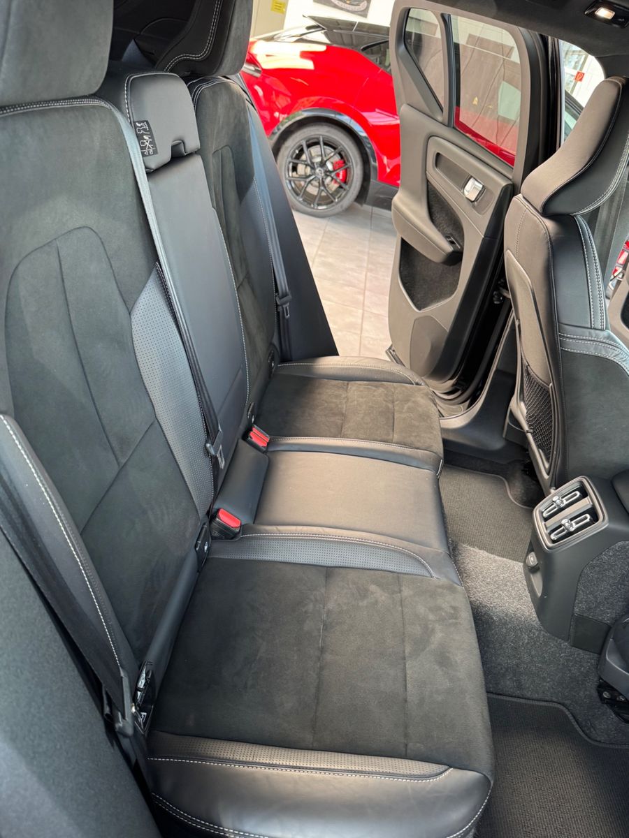 Fahrzeugabbildung Volvo XC 40 XC40 R Design Recharge Pure Electric AWD