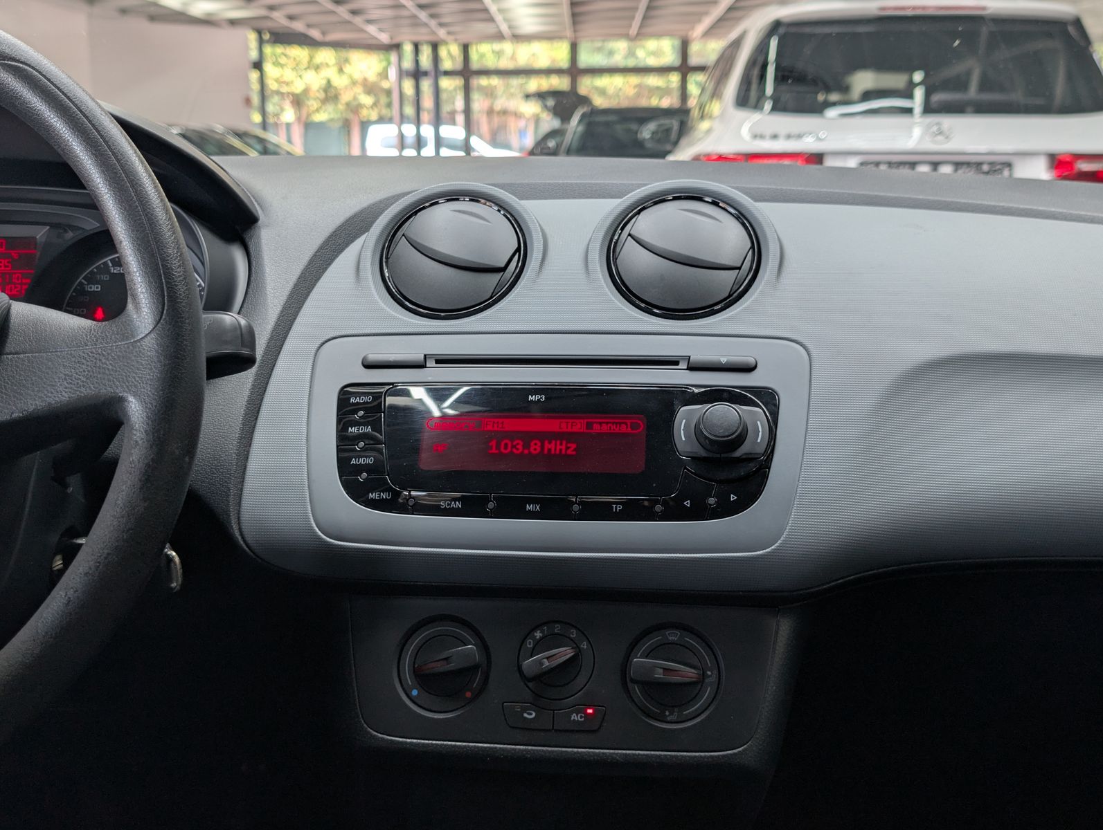 Fahrzeugabbildung SEAT Ibiza Reference Limo 1.4 EURO 5 TÜV KLIMA AUX
