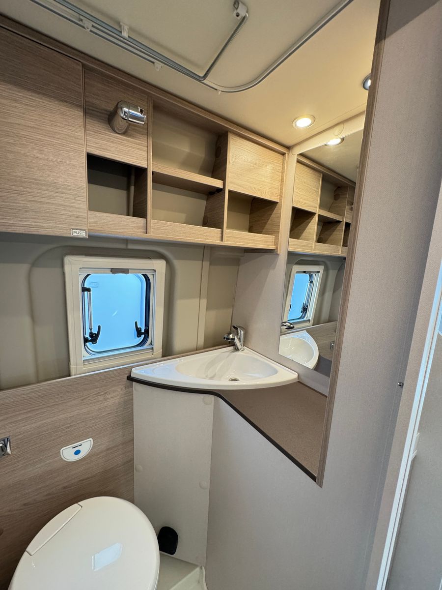 Fahrzeugabbildung Bürstner Campeo Black Forest C 600 AUFSTELLDACH SHZ NAVI+