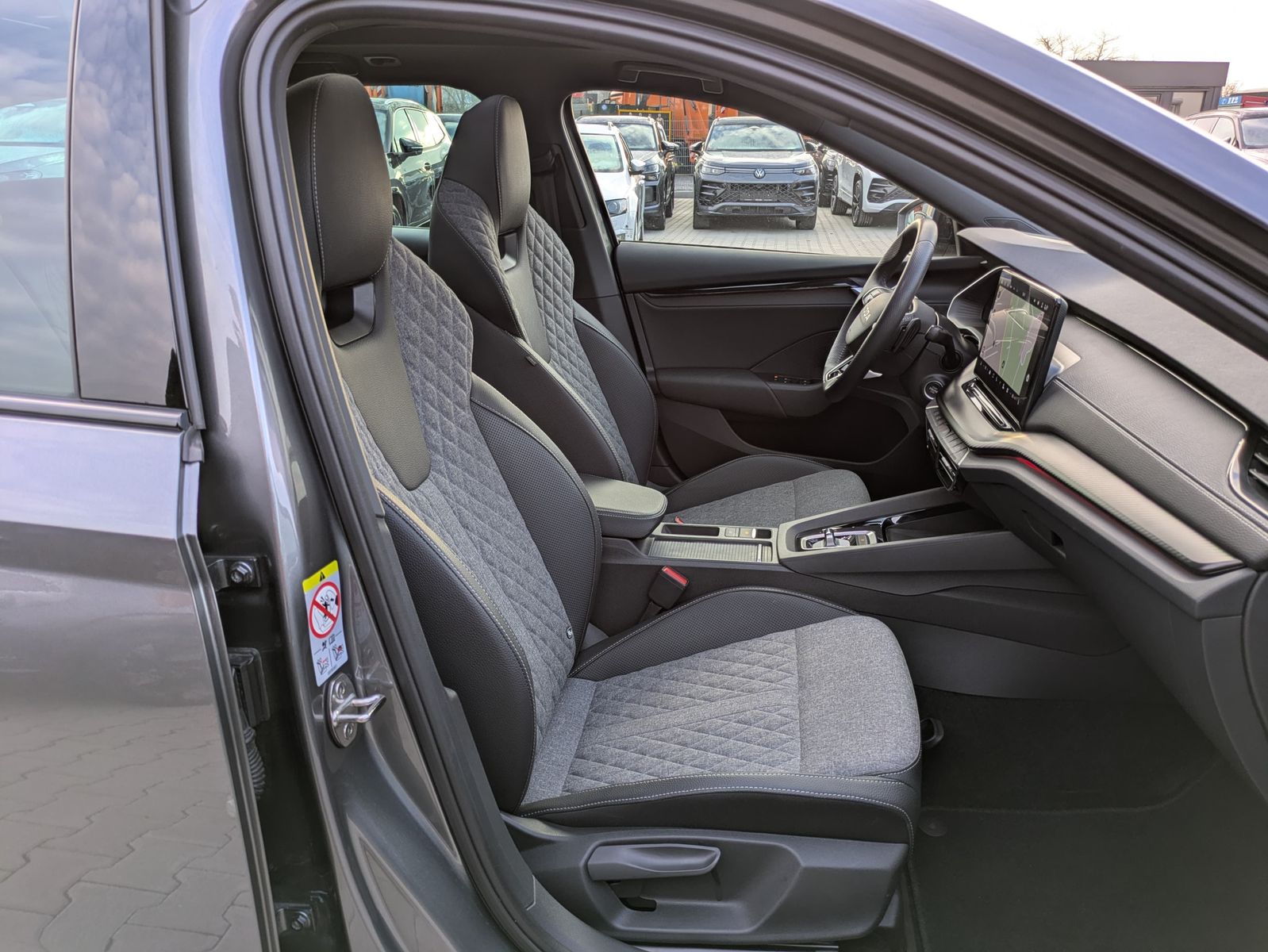 Fahrzeugabbildung SKODA Octavia 1.5 DSG Sportline PANO*MATRIX*AHK*5J.GAR