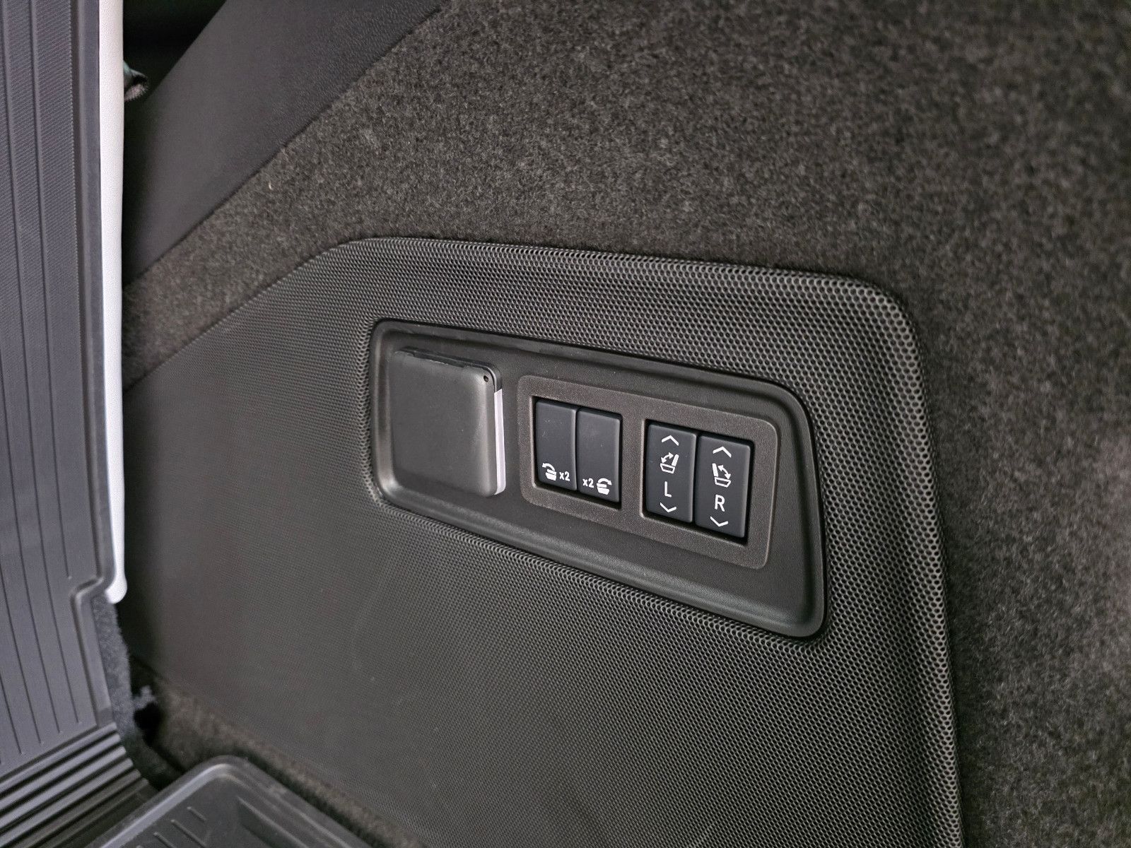 Fahrzeugabbildung Cadillac Escalade Sport Platinum T1: 129.000 EUR, Stock !