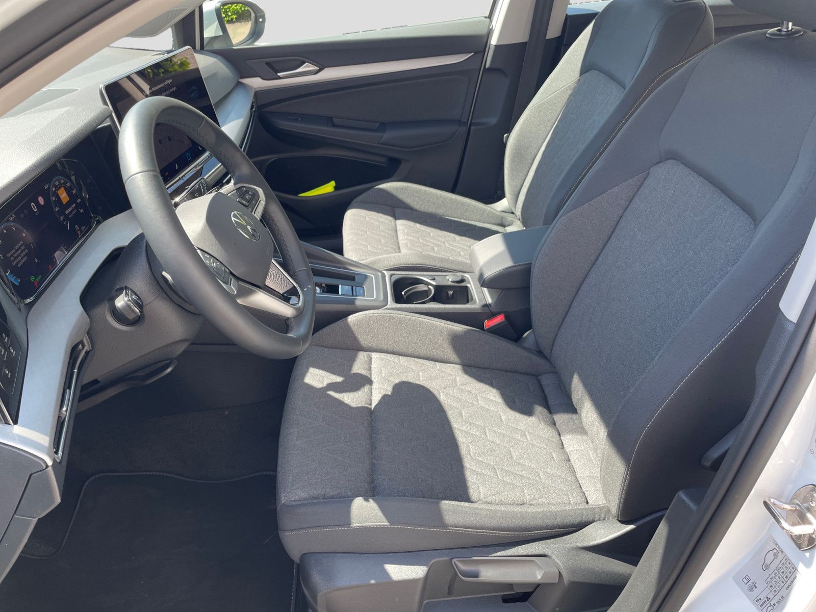 Volkswagen Golf VIII 1.5eTSI DSG Life NAV LED ACC SPUR KEY foto 12
