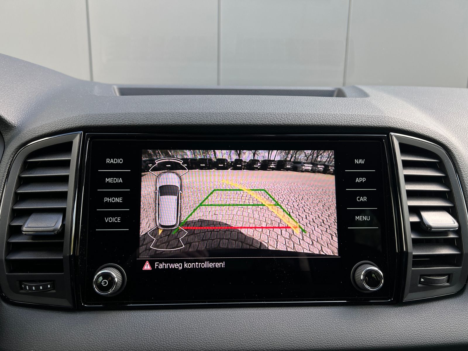 Fahrzeugabbildung SKODA Karoq Selection 1.5 TSI DSG *Standheizung, Kamer