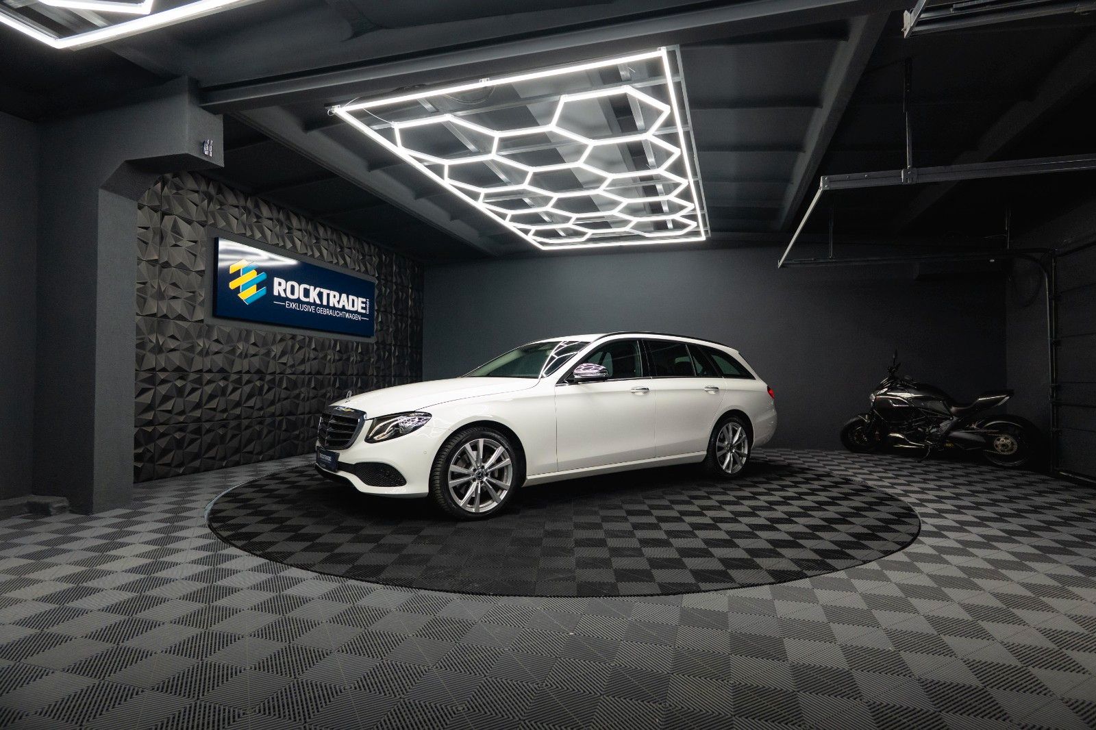 Fahrzeugabbildung Mercedes-Benz E 220d 4Matic Business *LED*Kamera*Scheckheft*