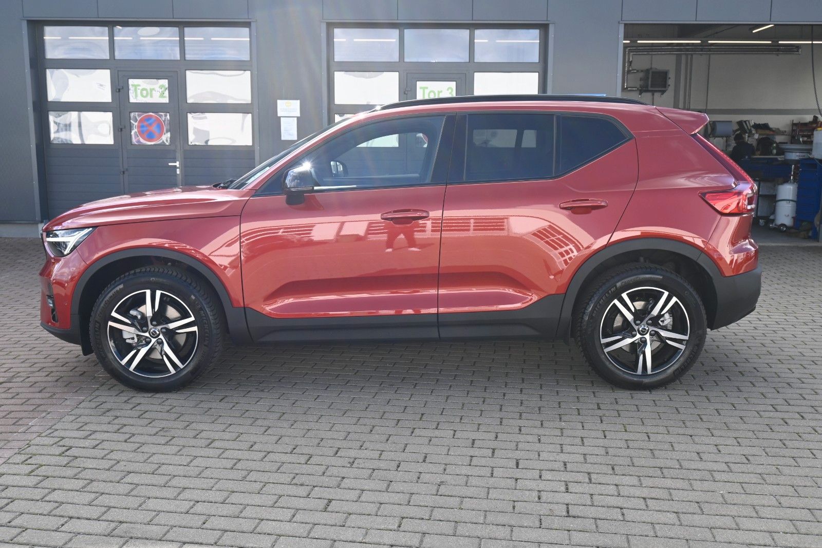 Fahrzeugabbildung Volvo XC40 B3 DKG Plus Dark*Pixel*FSHZG*360°*ACC*AHK