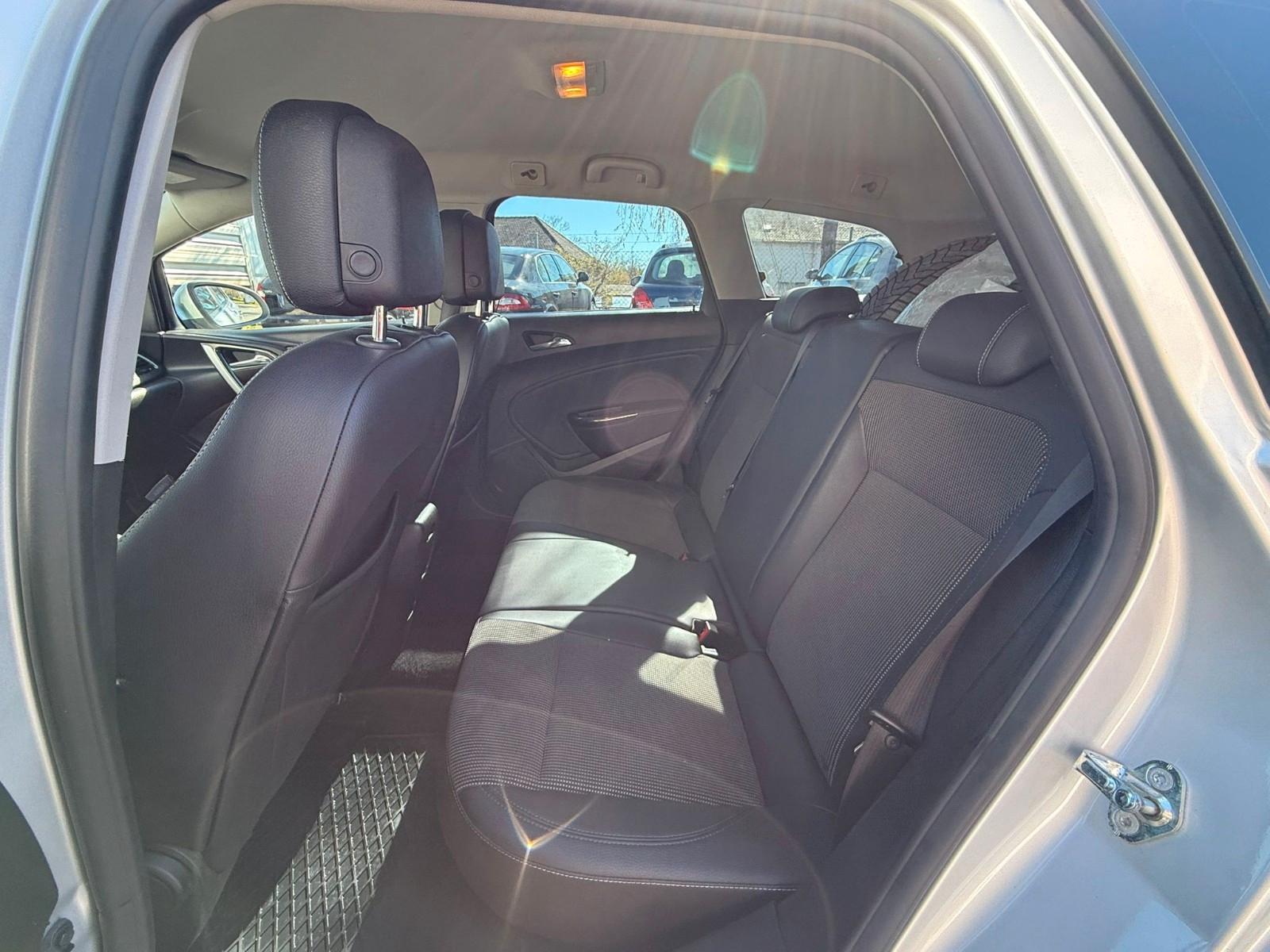 Opel Astra 2011 — photo 15