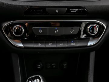 Hyundai i30 cw Pure Kamera Navi SHZ PDC TEMP