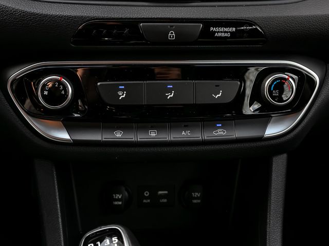 Hyundai i30 cw Pure Kamera Navi SHZ PDC TEMP