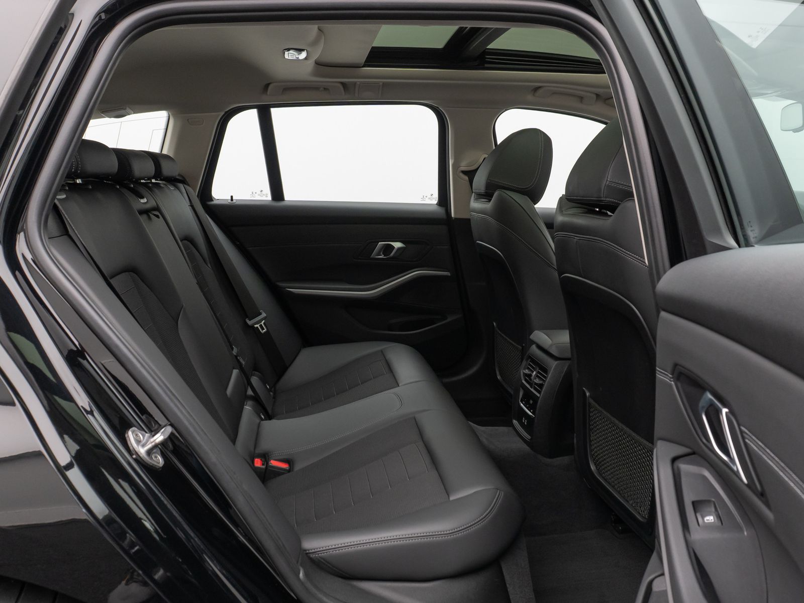 Fahrzeugabbildung BMW 320d Panorama DAB HiFi Lenkrhzg PDC AHK Alarm