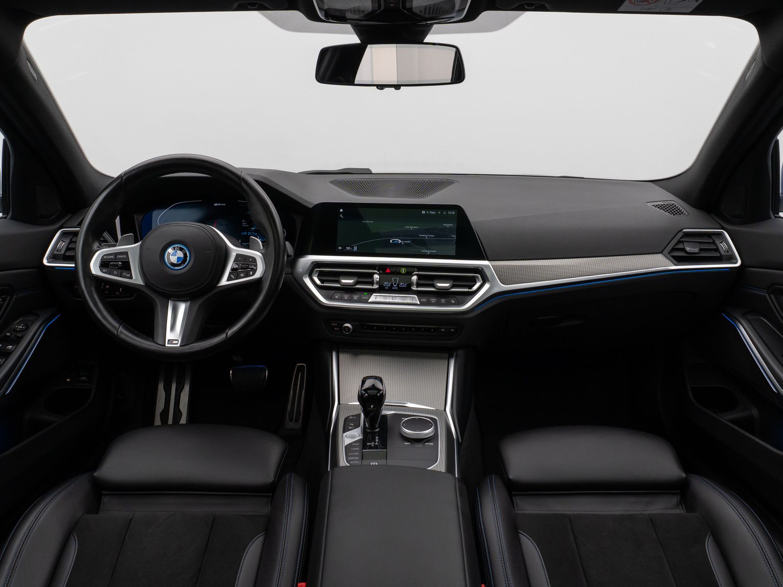 Fahrzeugabbildung BMW 330e  M Sport Panorama Laser Kamera HUD HiFi