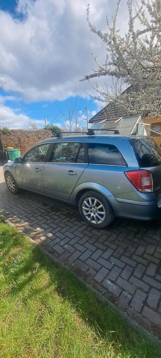 Opel Astra 2010 — rear view