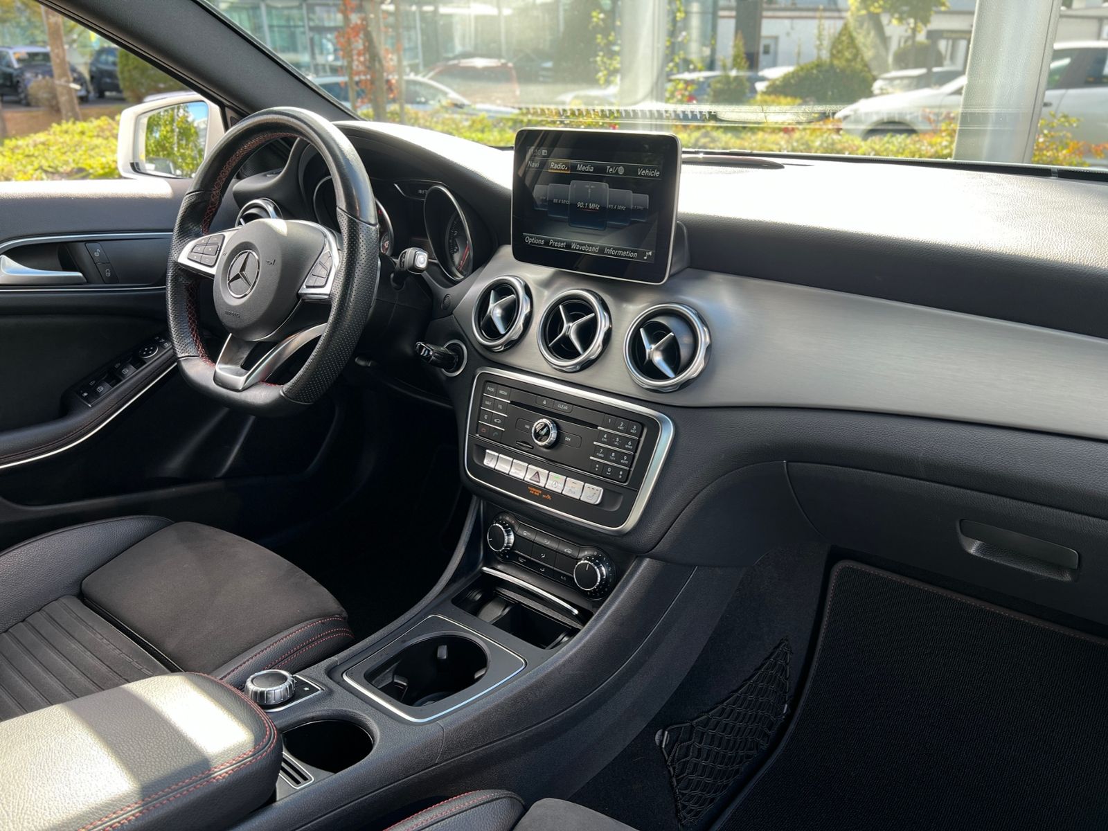 Fahrzeugabbildung Mercedes-Benz GLA 200 AMG LINE LED NAV SHZ RFK 19"