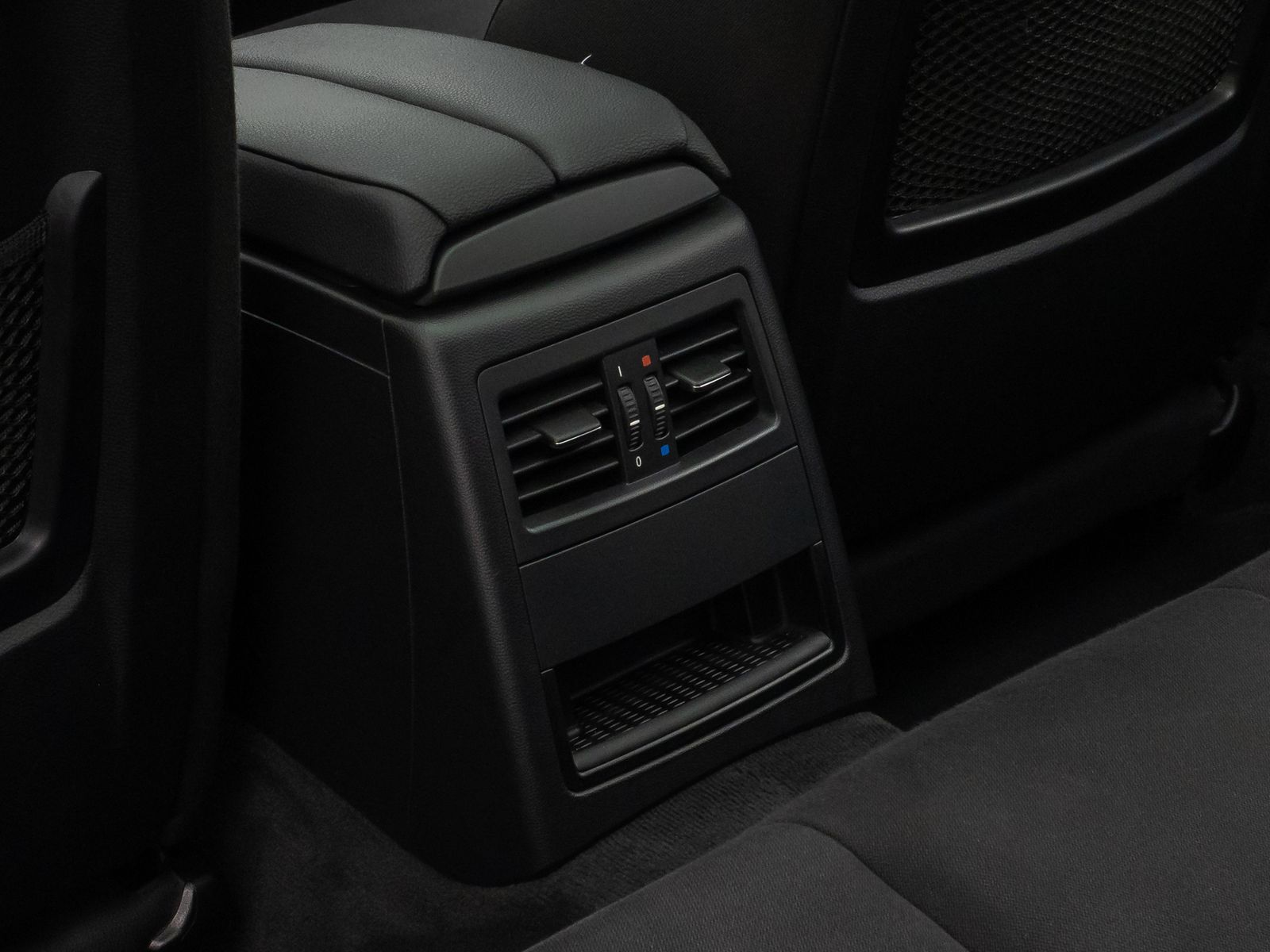 Fahrzeugabbildung BMW 320d PDC Navi Xenon Fernlichtassist Komfort AHK