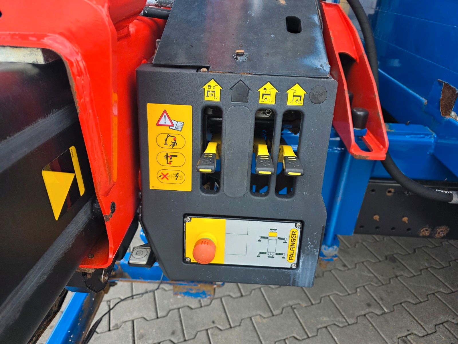 Fahrzeugabbildung MAN TGL 12.250 BL Glasreff Palfinger PK 9002EH Funk