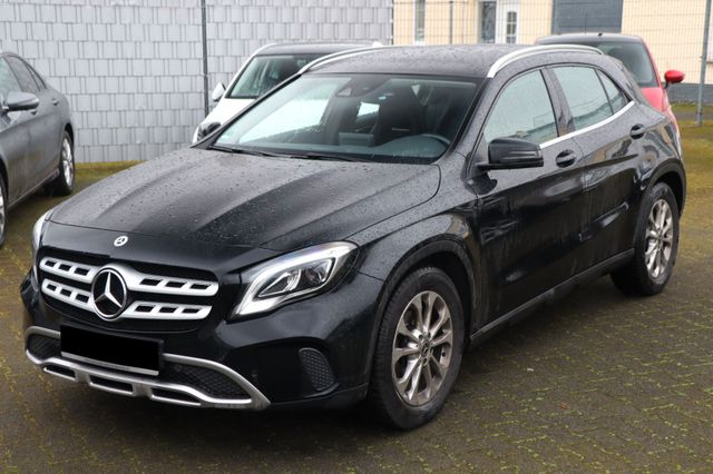 Mercedes-Benz GLA 200 6-GANG+URBAN+LED+NAVI+PANO €6d