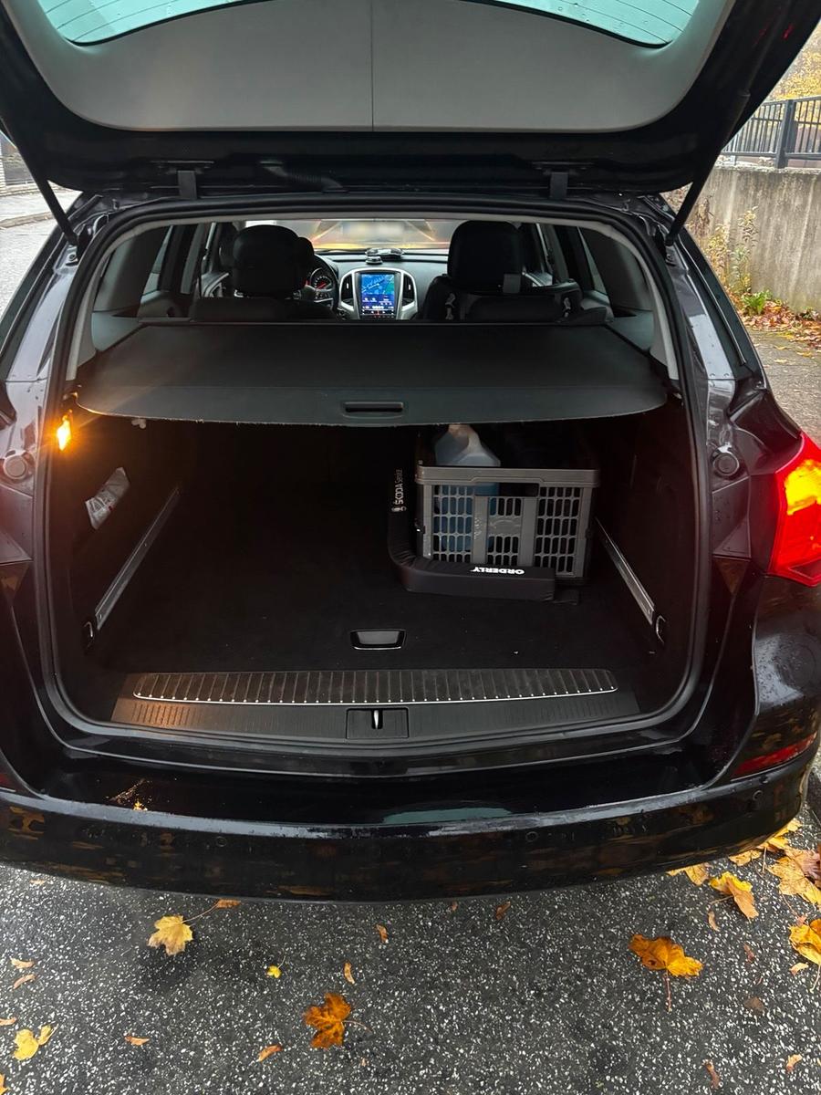 Opel Astra 2011 — photo 10