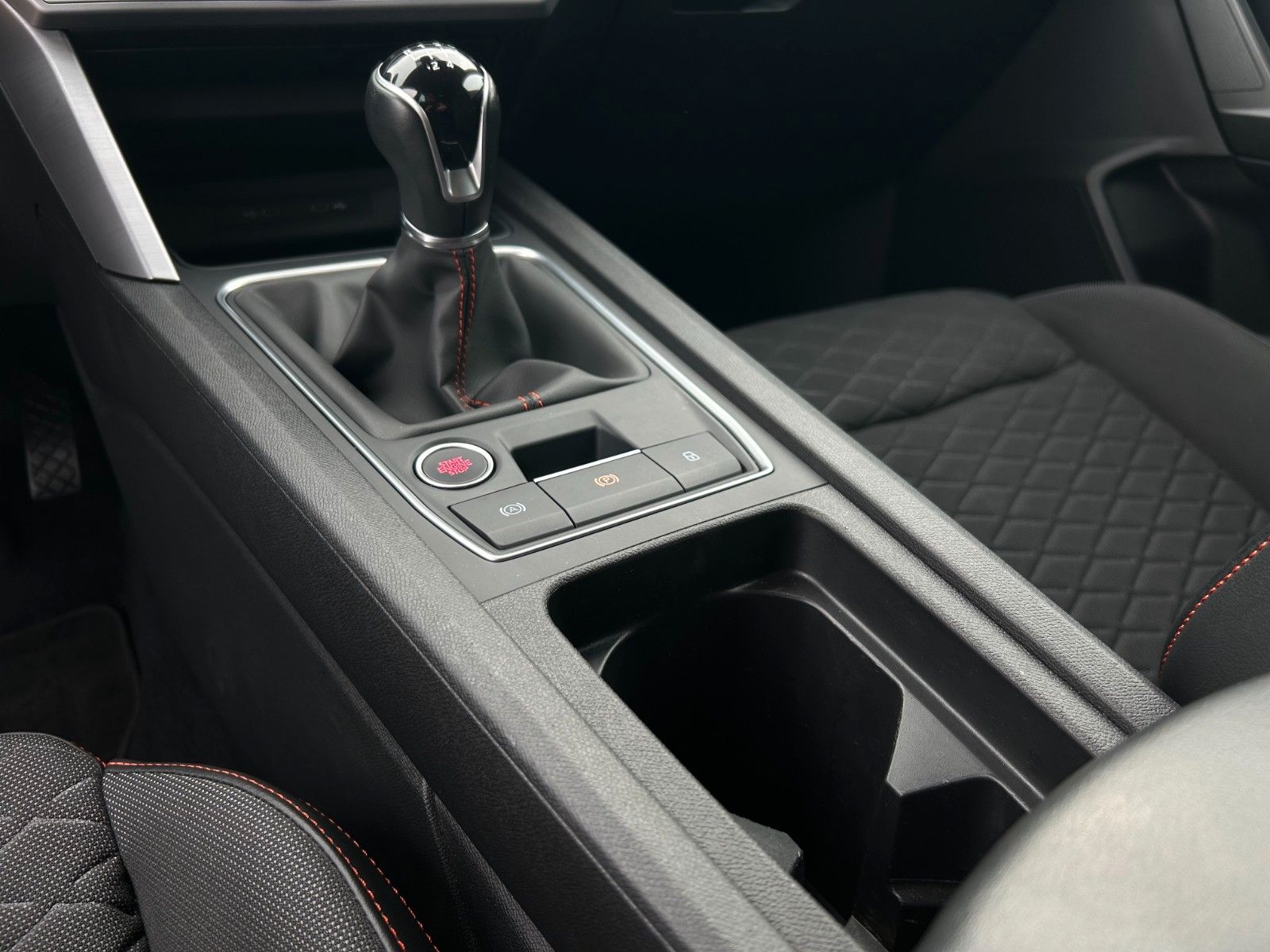 Fahrzeugabbildung SEAT Leon 1.5 TSI FR ACC LED VC SHZ LHZ Kam Ambiente