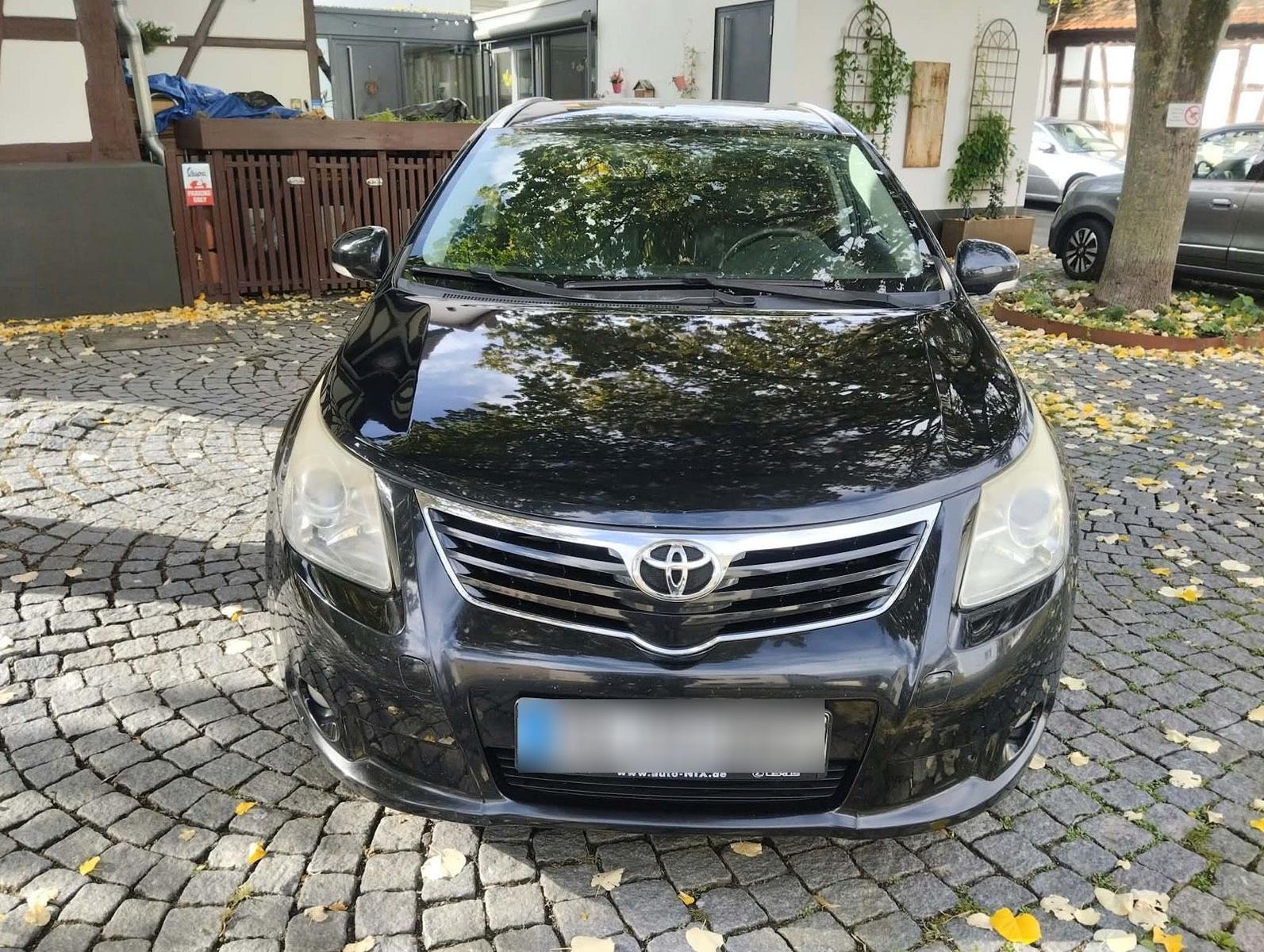 Toyota Avensis 2011 — rear view