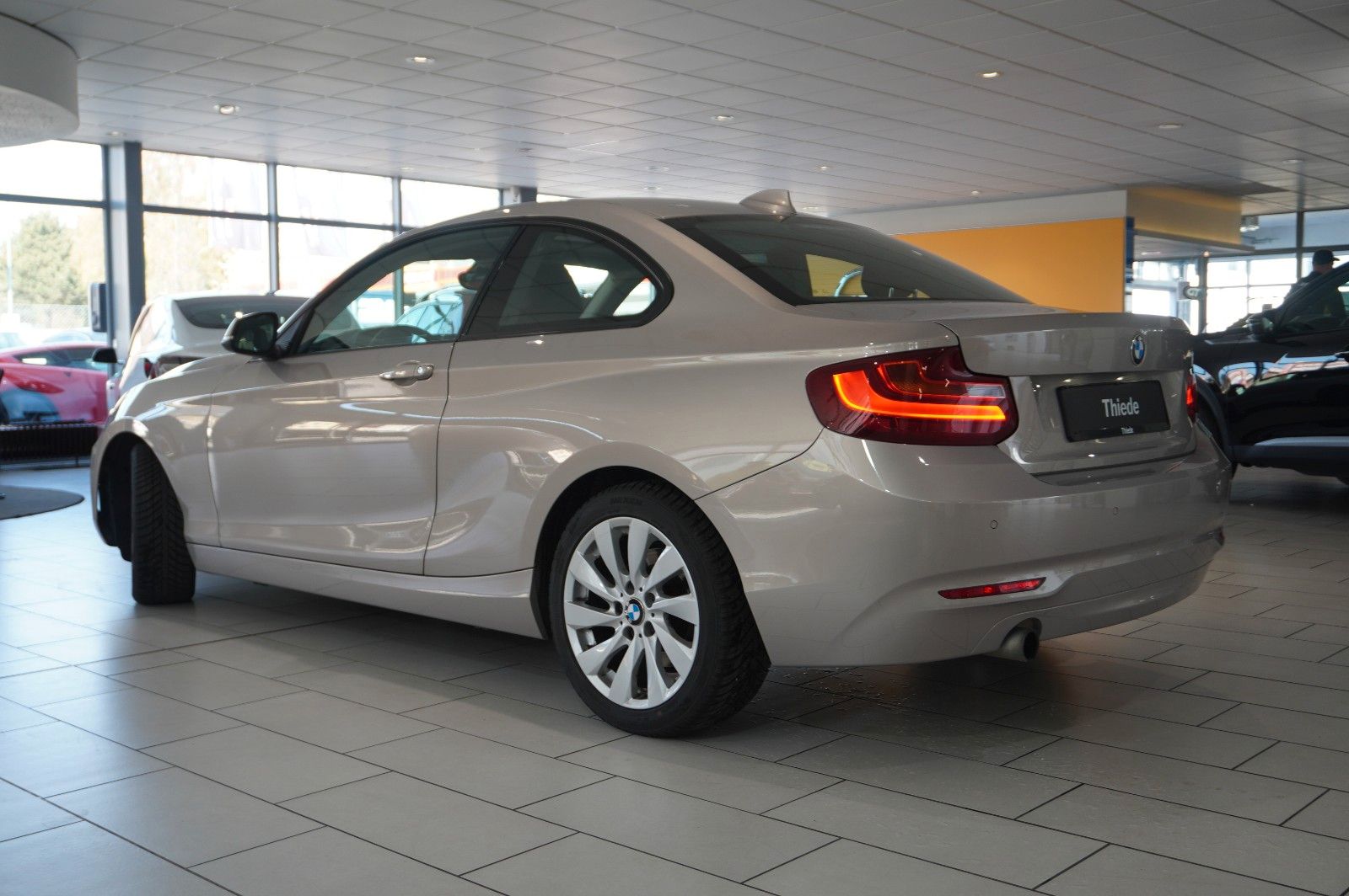 Fahrzeugabbildung BMW 220i COUPE SPORT LEDER/SHZ/PDC/USB/SCHIEBEDACH