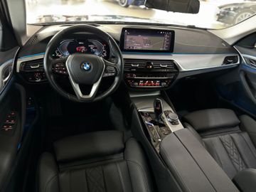 Fahrzeugabbildung BMW 530e xDr Tuor AHK Pano ACC HUD D/K Laserlicht