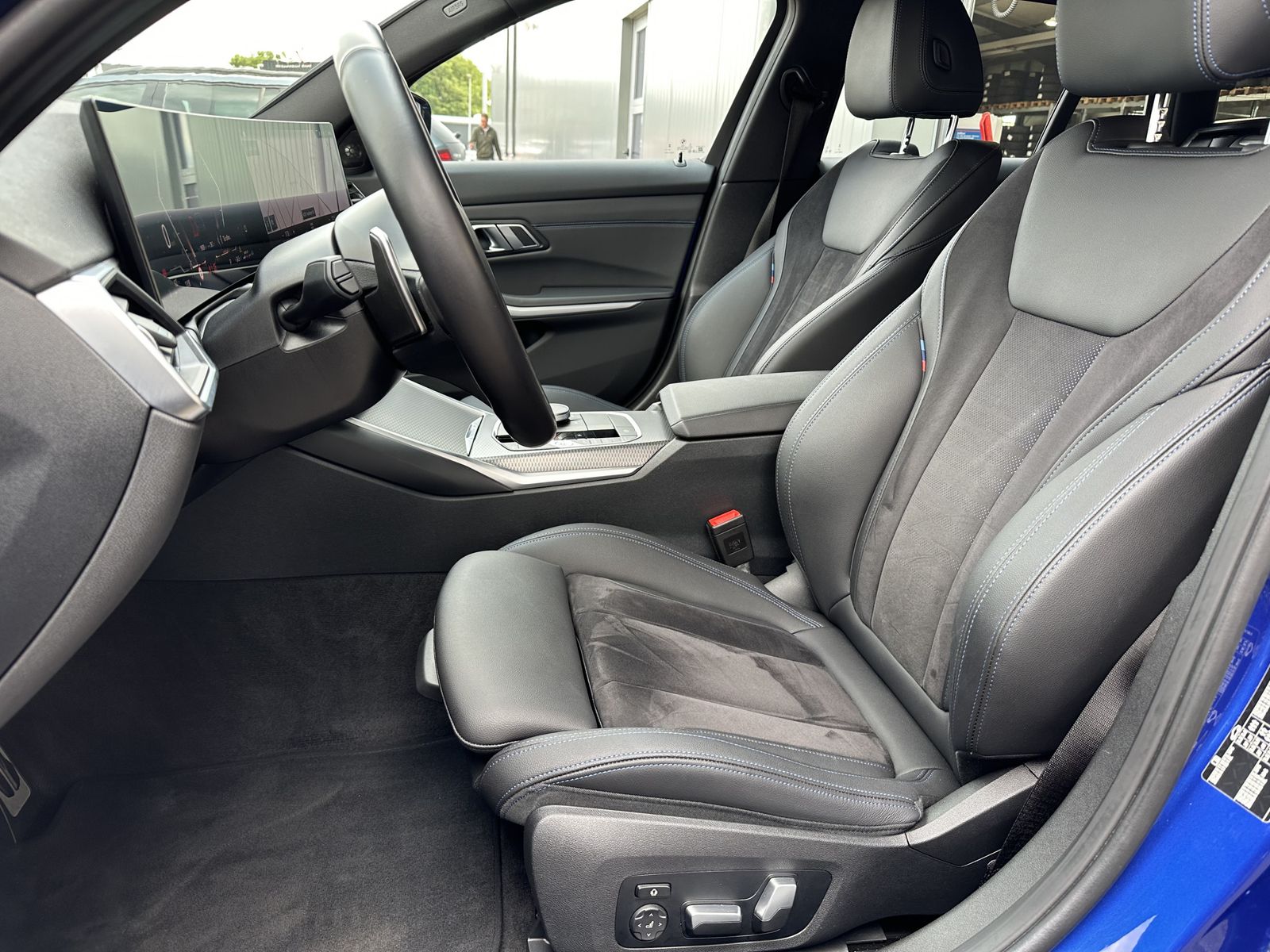 Fahrzeugabbildung BMW 330d Touring M-Sport NAV+LED+ACC+HEAD-UP+H&K+AHK